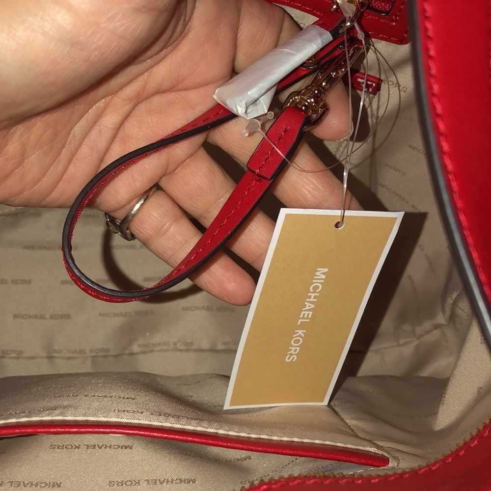 Micheal Kors large red leather shoulder bag outside pockets, 2 handles - Picture 6 of 15